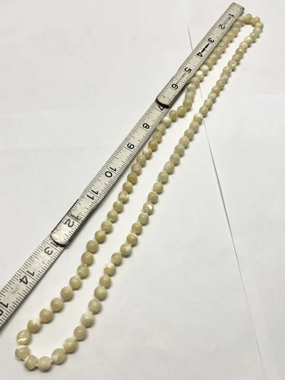 Vintage glass mother of pearl beaded necklace - image 4