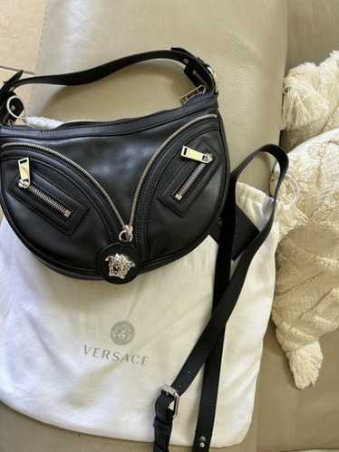 ♦VERSACE♦スモールエンボスレザーホーボーバッグ VERSACE Bag Black Small Leather TopHandle Shoulder Crossbody