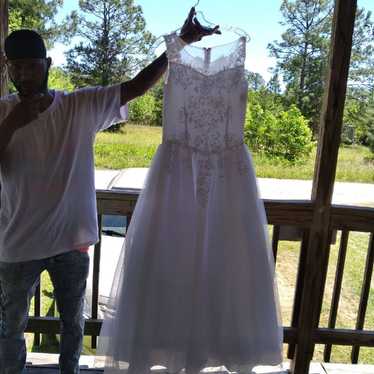 Selling an white gown size 16 never been