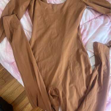 NWT SKIMS ALL-IN-ONE LONG SLEEVE MID THIGH jumpsuit IN Umber
