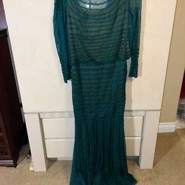 Stunning emerald green gown - image 1