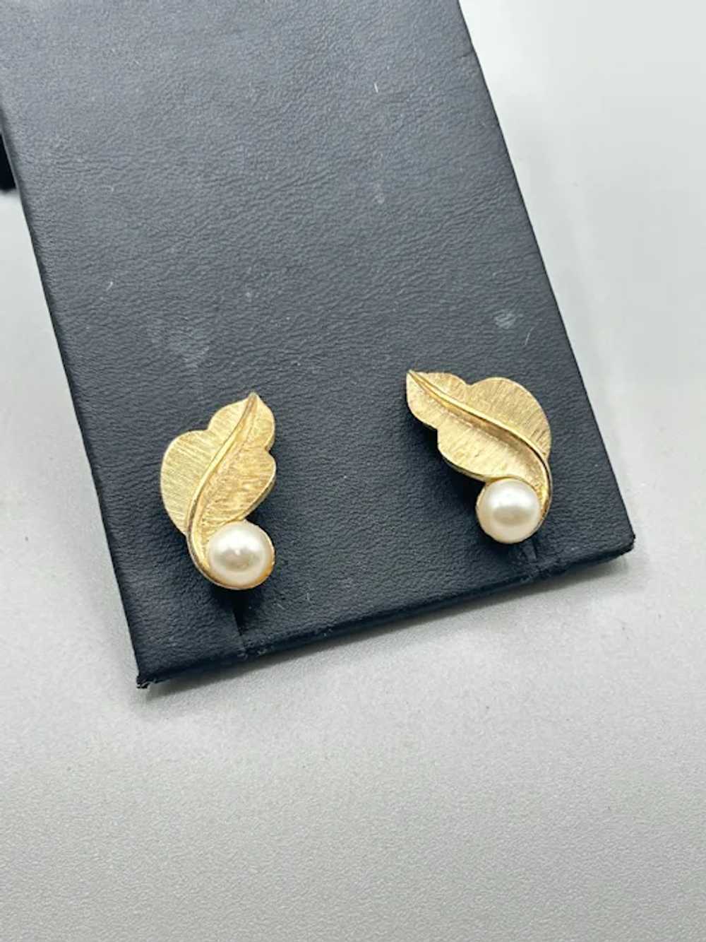 Vintage Signed Trifari Clip On Earrings Gold Leav… - image 3