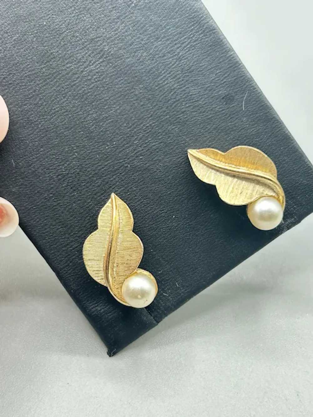 Vintage Signed Trifari Clip On Earrings Gold Leav… - image 4