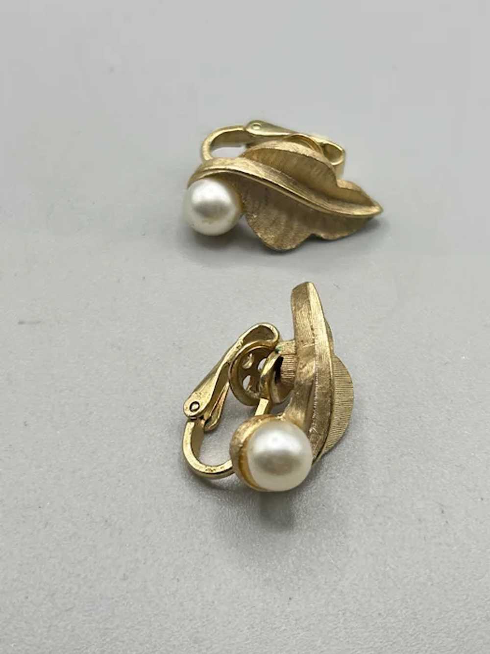 Vintage Signed Trifari Clip On Earrings Gold Leav… - image 6