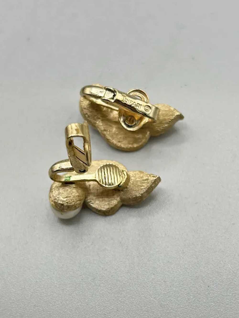 Vintage Signed Trifari Clip On Earrings Gold Leav… - image 7