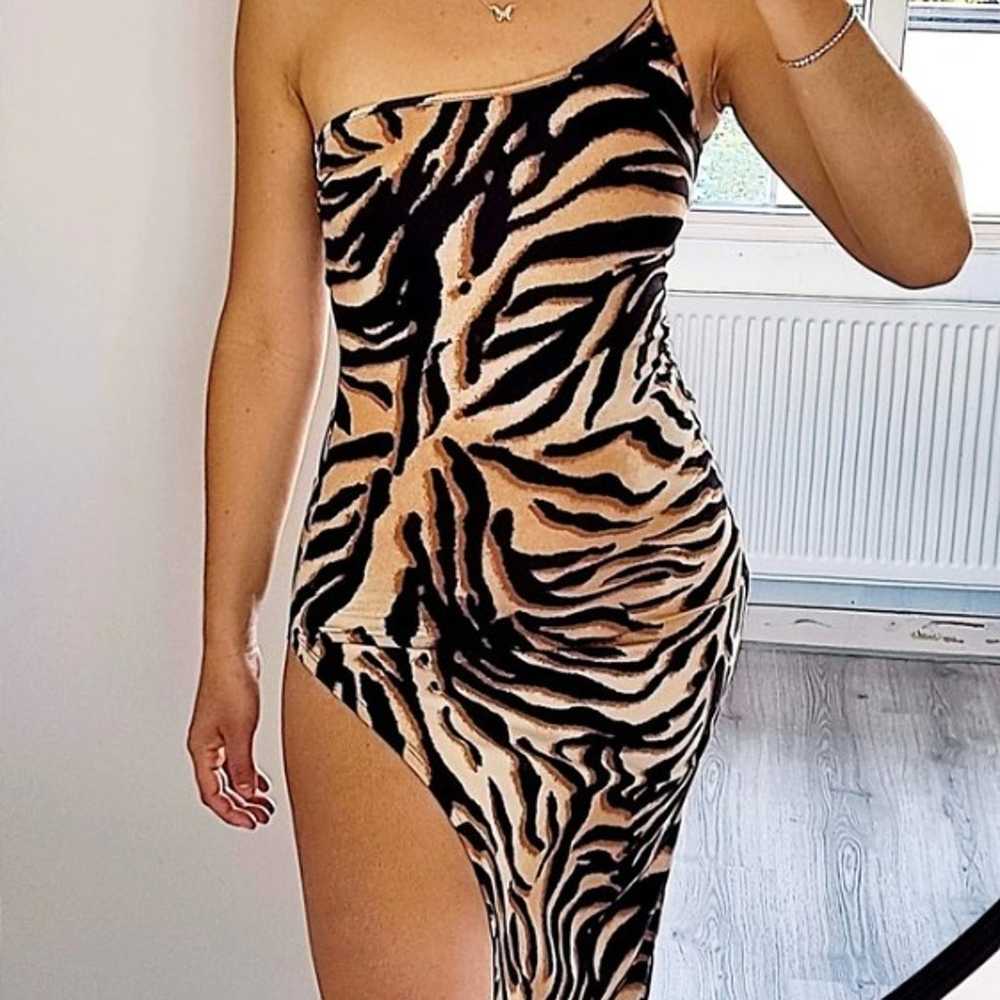 New tiger print dress with one shoulder - image 3