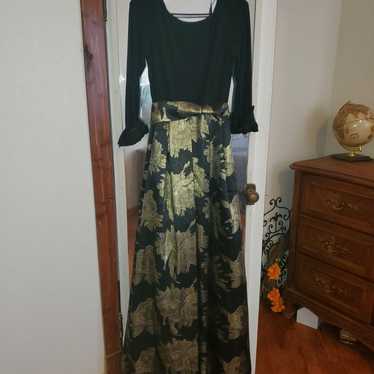 eliza J. Black and gold gown