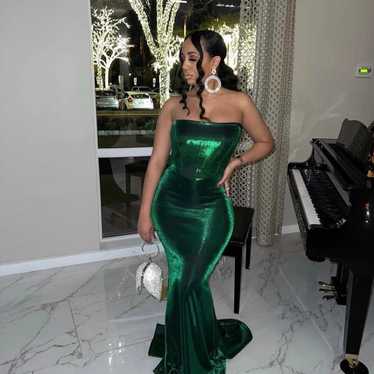 Emerald Green Gown Sz: Large - image 1