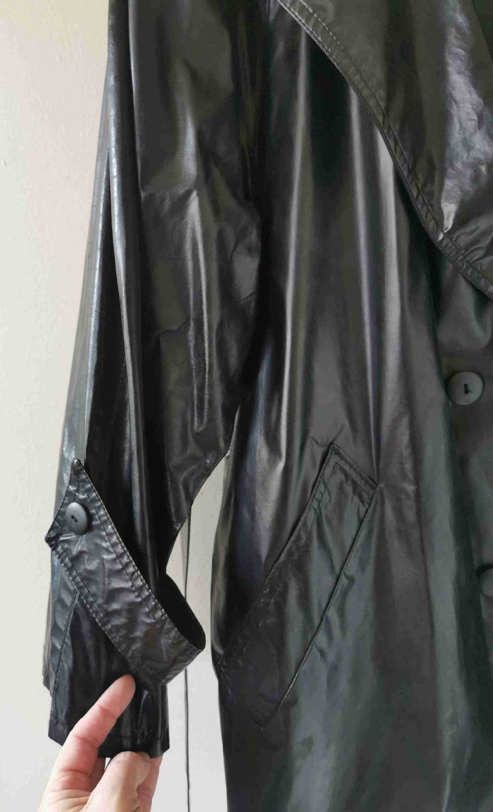 80's trench coat - Short trench coat in shiny vin… - image 2