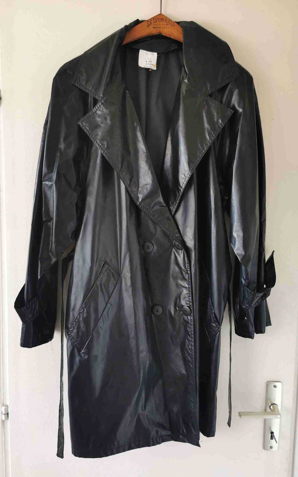 80's trench coat - Short trench coat in shiny vin… - image 3