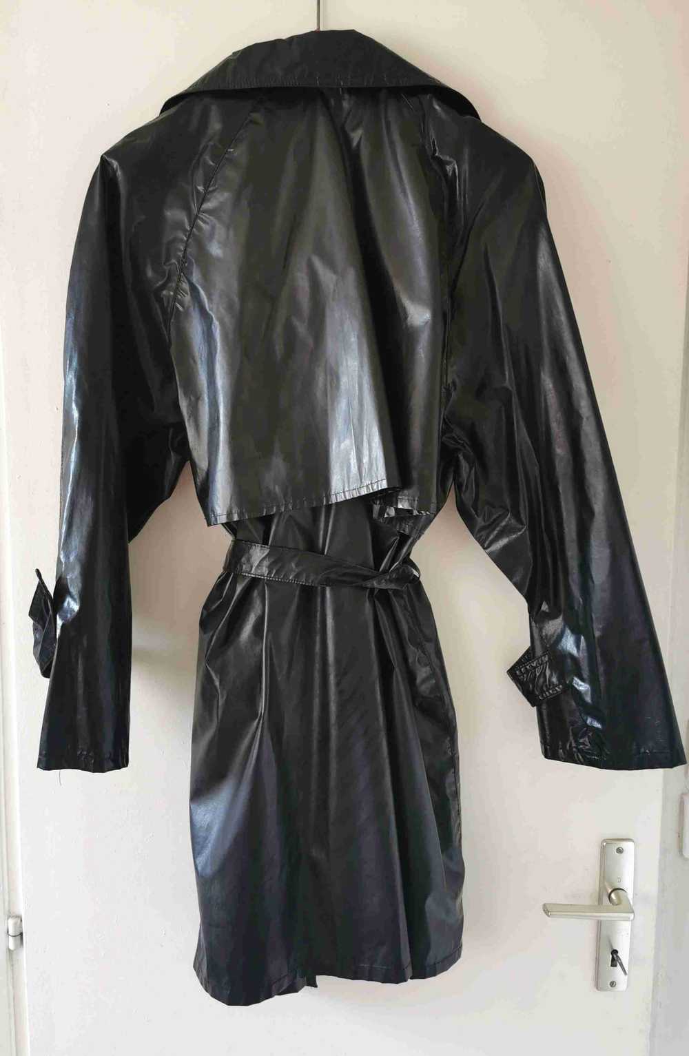 80's trench coat - Short trench coat in shiny vin… - image 5