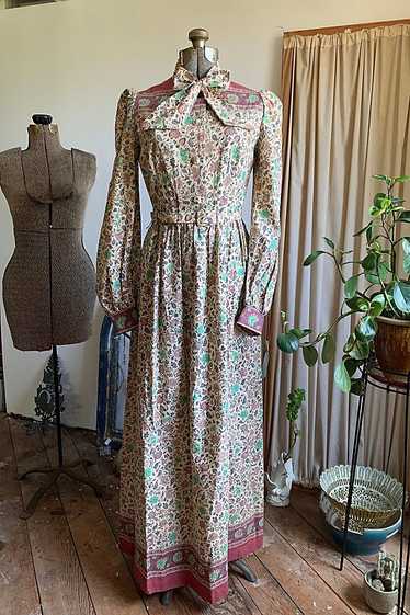 1970s English Lady Garden Dress Selected by Market
