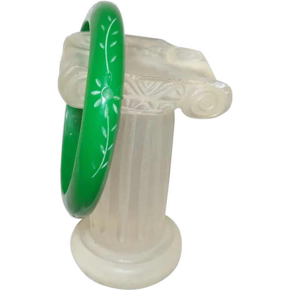 Emerald Green Carved Bakelite Bangle - image 1