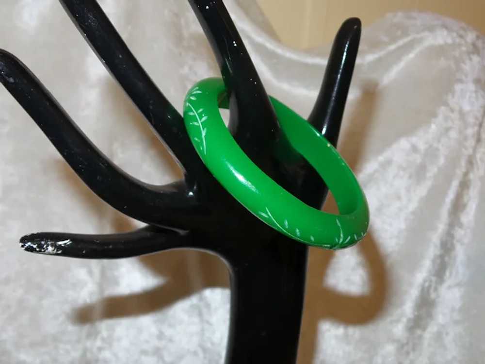 Emerald Green Carved Bakelite Bangle - image 3