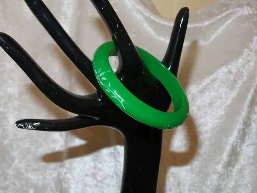 Emerald Green Carved Bakelite Bangle - image 6
