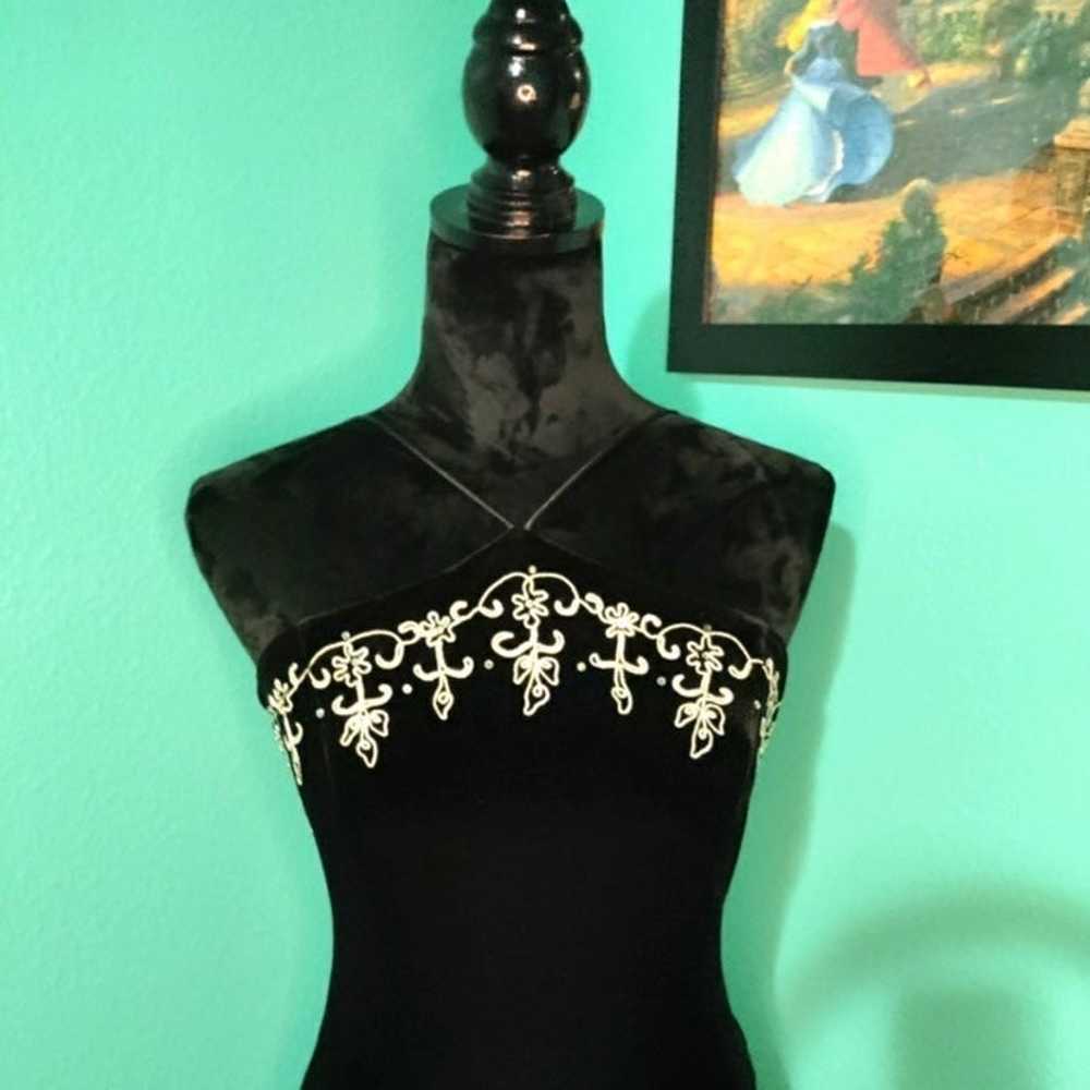 Black velvet embroidered evening gown - image 5