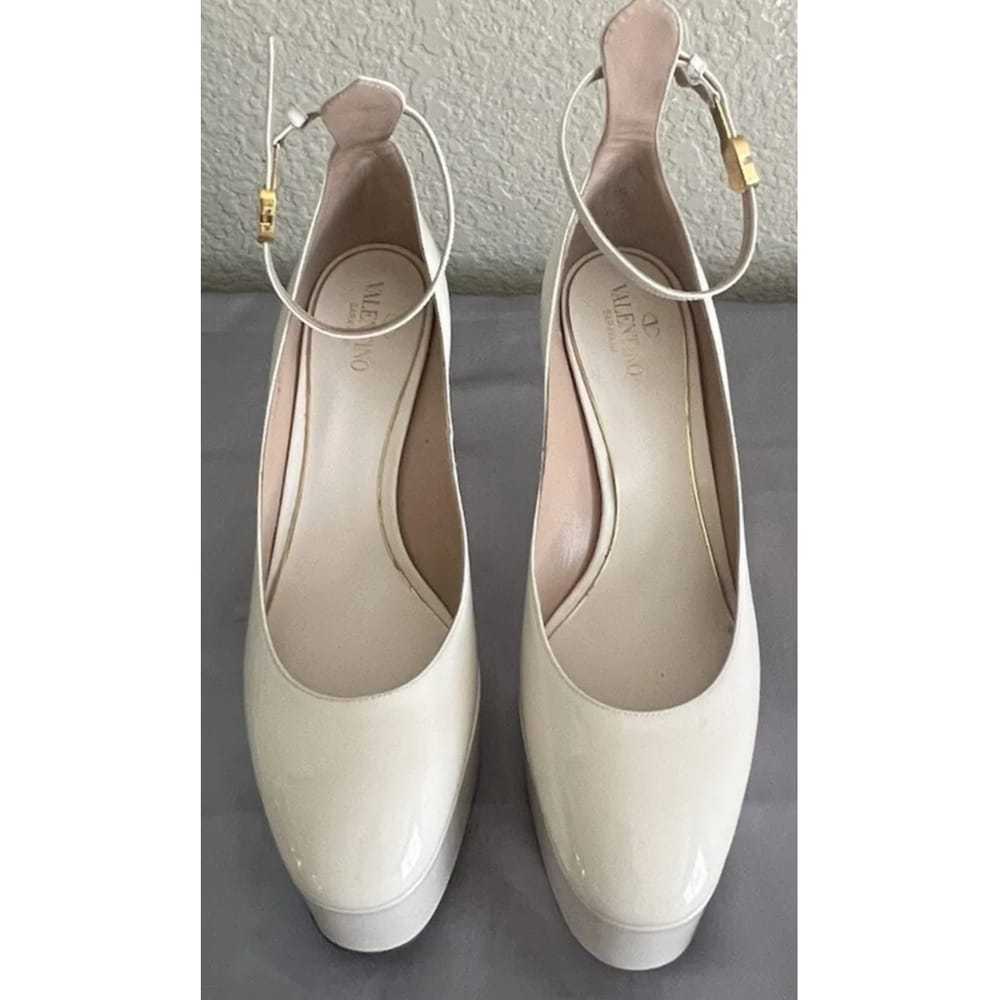 Valentino Garavani Tan-go patent leather heels - image 9