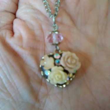 Stunning vintage raised flower Necklace Perfect g… - image 1