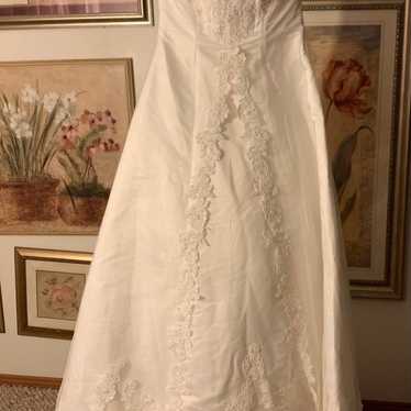 beautiful ivory lace strapless wedding dress