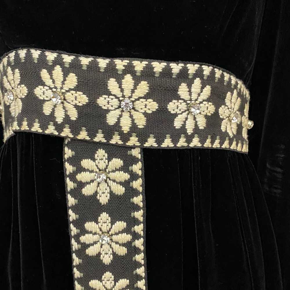 1970s Victor Costa Black Velvet Floral Embroidere… - image 5
