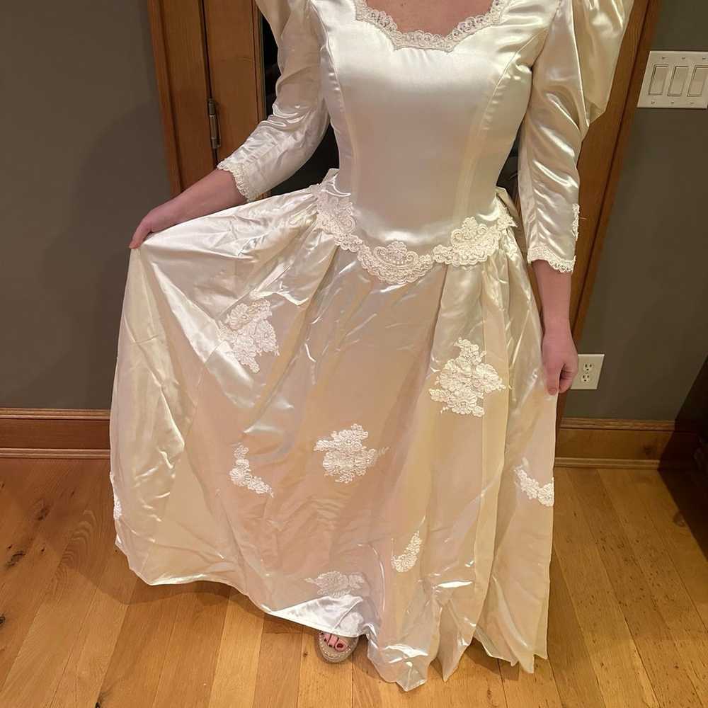 Vintage Wedding Dress. Size 8/6 - image 3