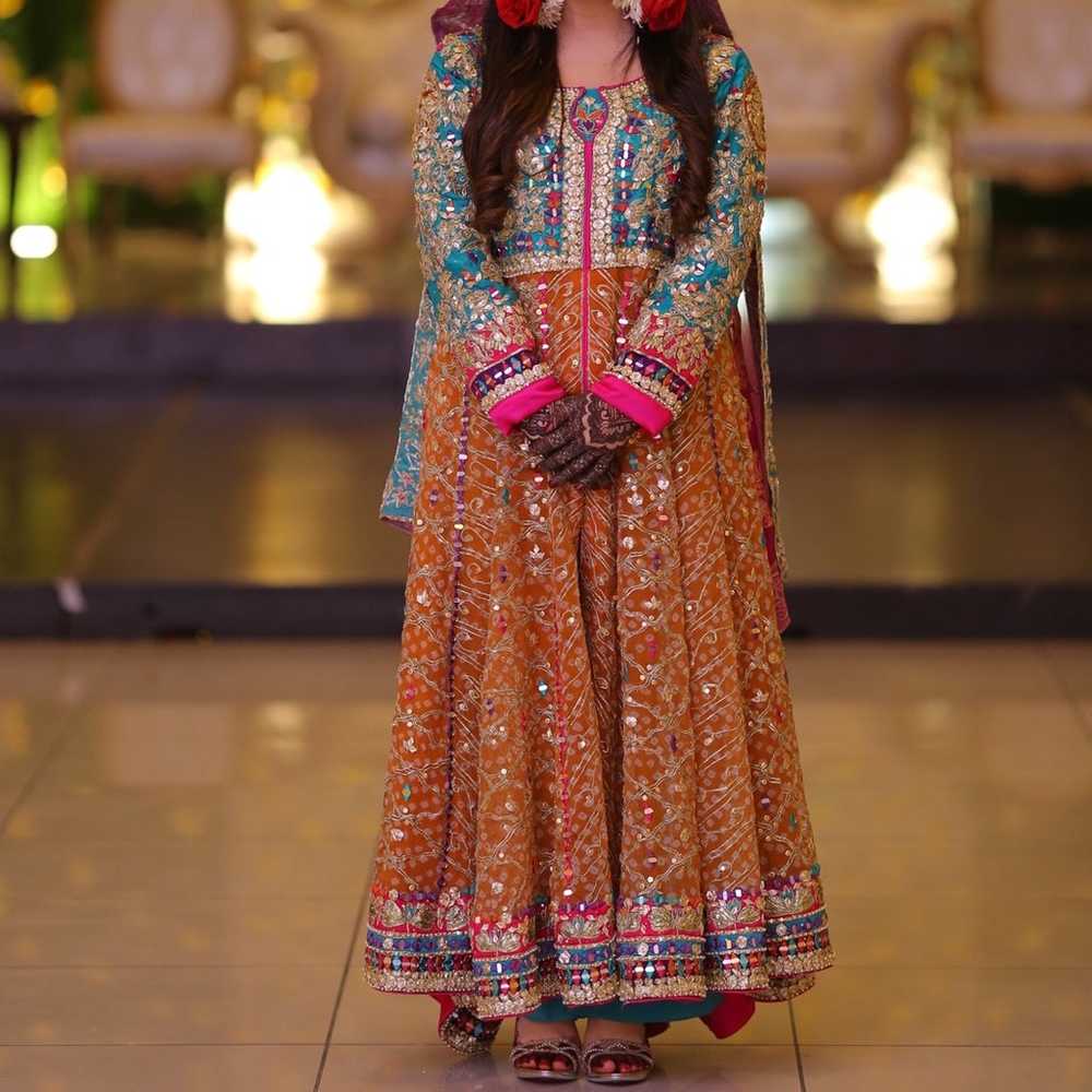 pakistani indian dresses for mehendi - image 2