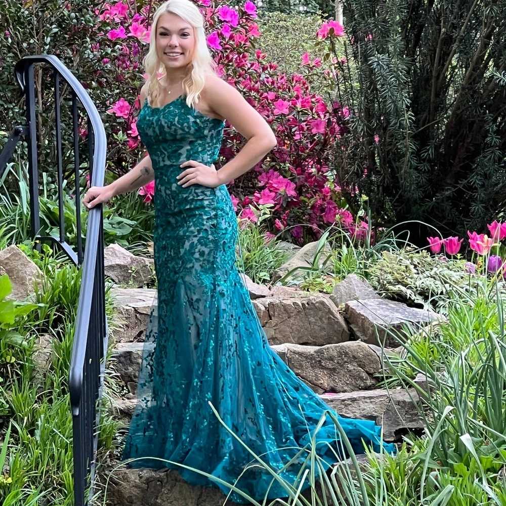 Emerald green prom dress - image 2