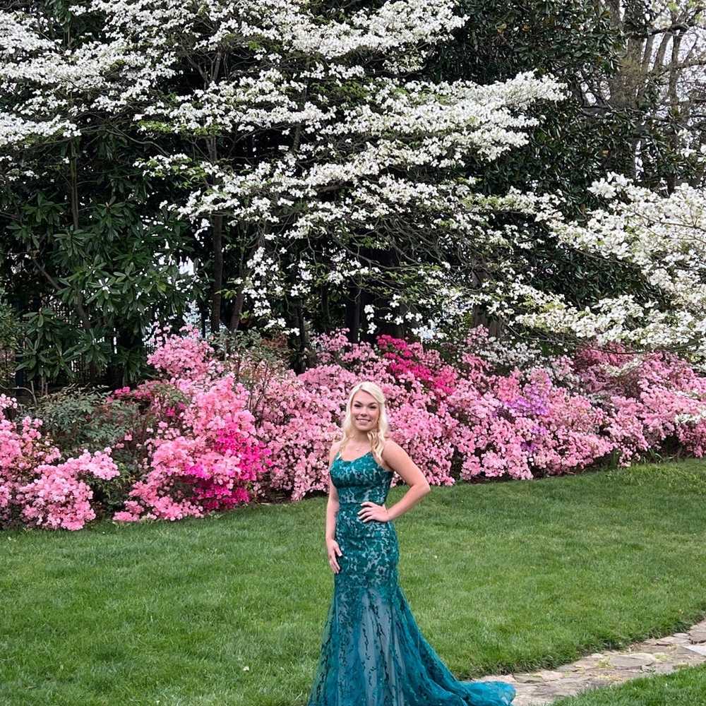 Emerald green prom dress - image 3
