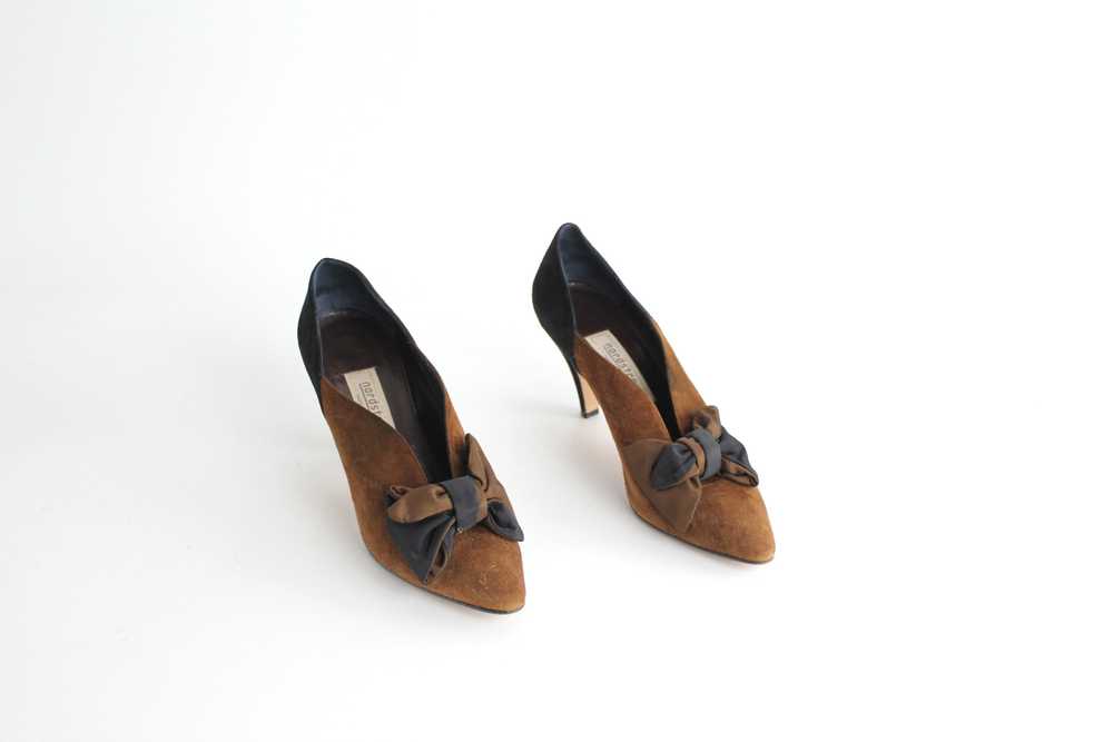 Vintage 1970s Scalloped Profile Two Tone Pumps - image 7