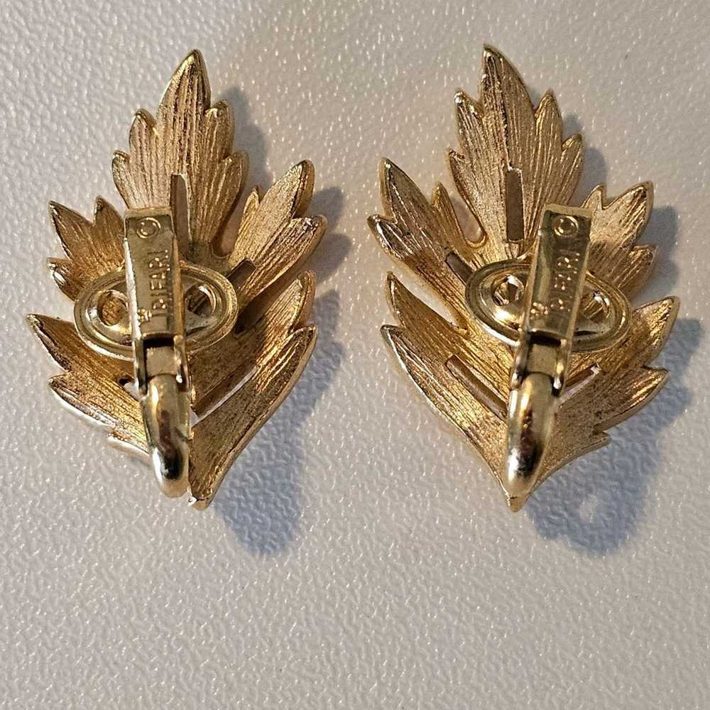 Crown Trifari Gold Tone Leaf Clip on Earrings - image 2