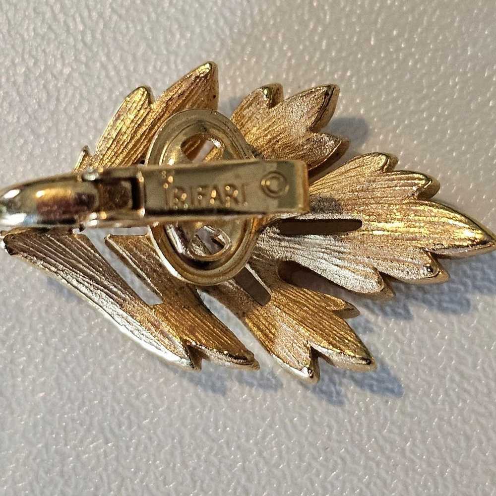 Crown Trifari Gold Tone Leaf Clip on Earrings - image 3