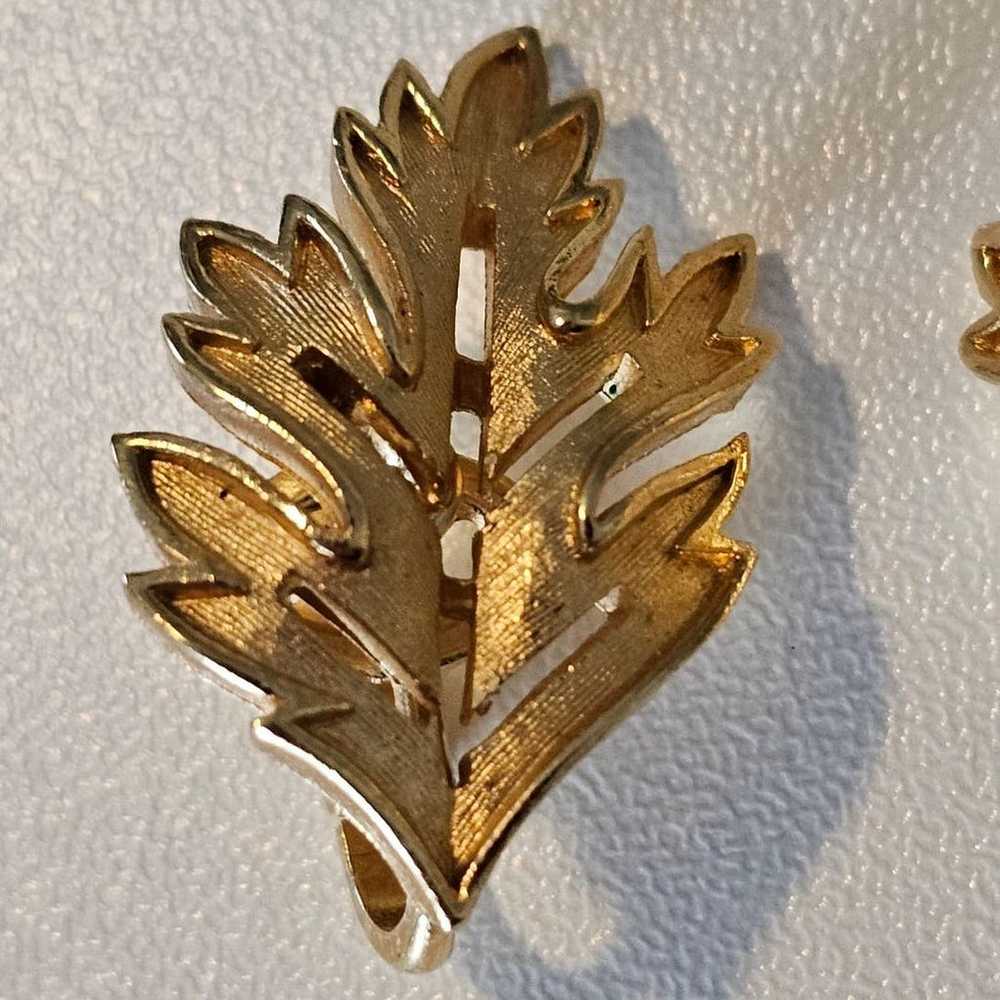 Crown Trifari Gold Tone Leaf Clip on Earrings - image 4