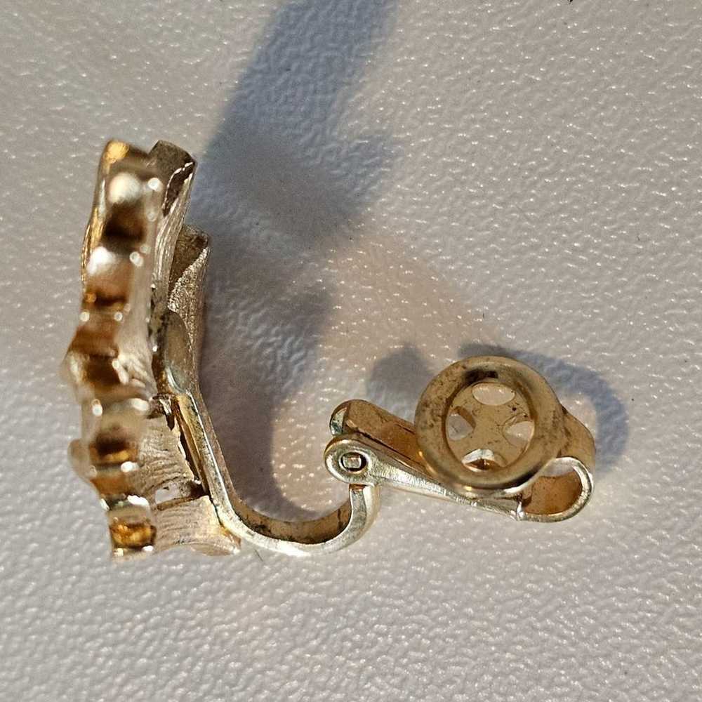 Crown Trifari Gold Tone Leaf Clip on Earrings - image 5