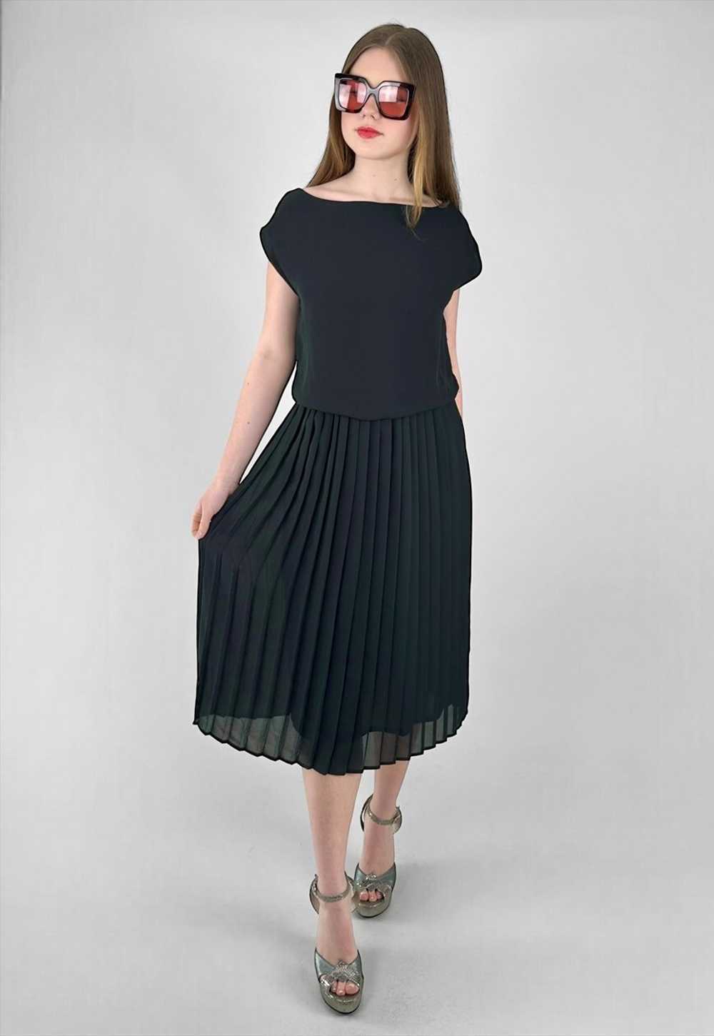 80's Vintage Sleeveless Black Pleated Ladies Midi… - image 4