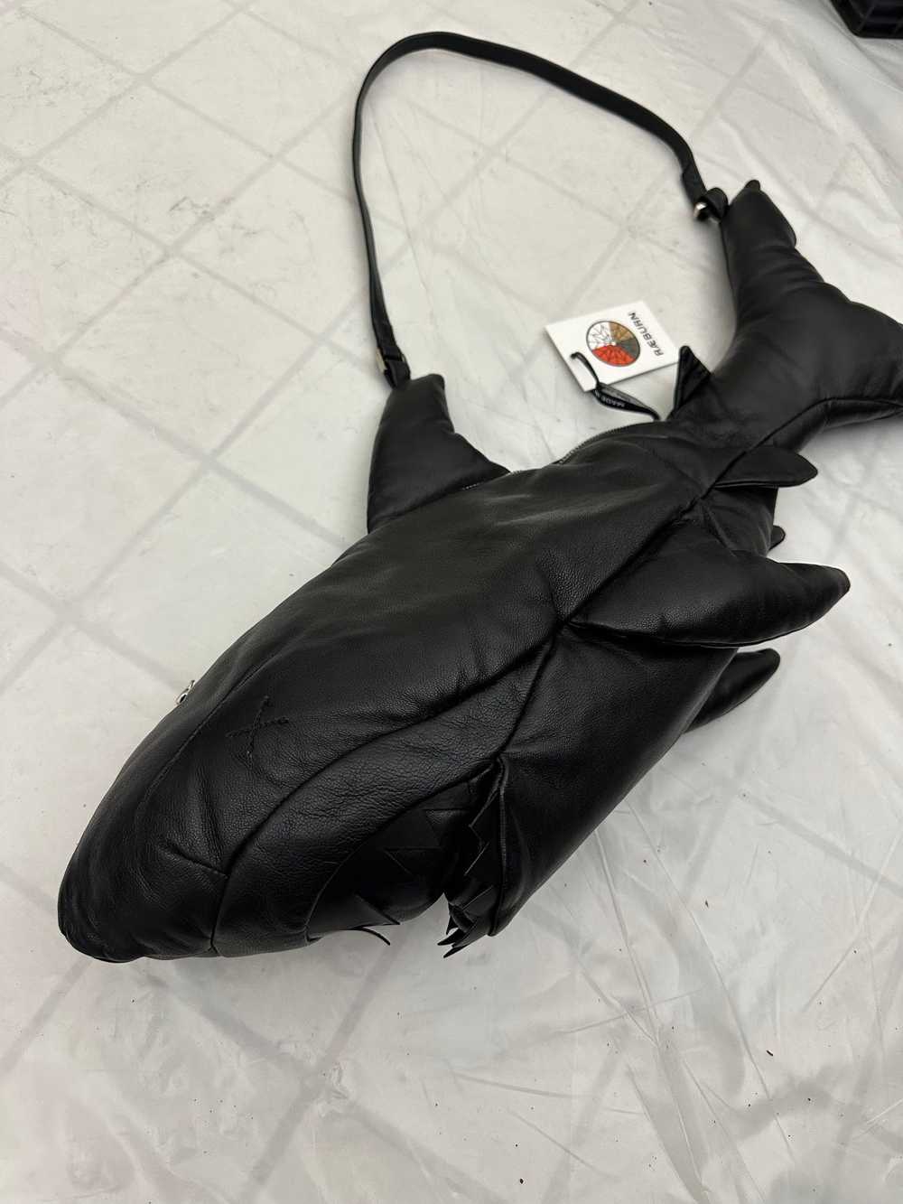 aw2015 Raeburn Black Leather Shark Bag - Size OS - image 10