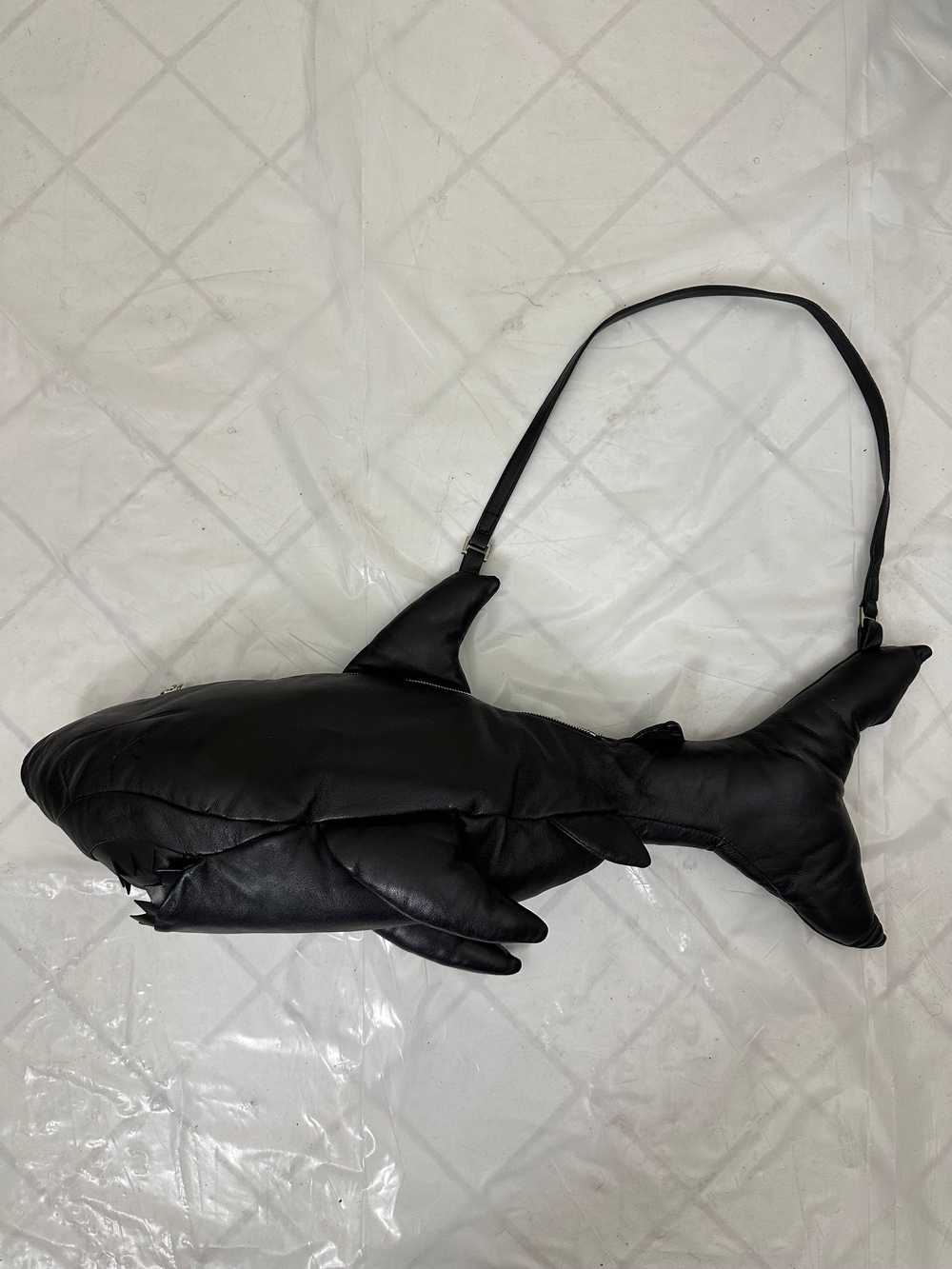 aw2015 Raeburn Black Leather Shark Bag - Size OS - image 11