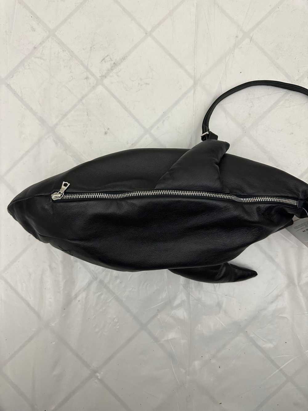 aw2015 Raeburn Black Leather Shark Bag - Size OS - image 12