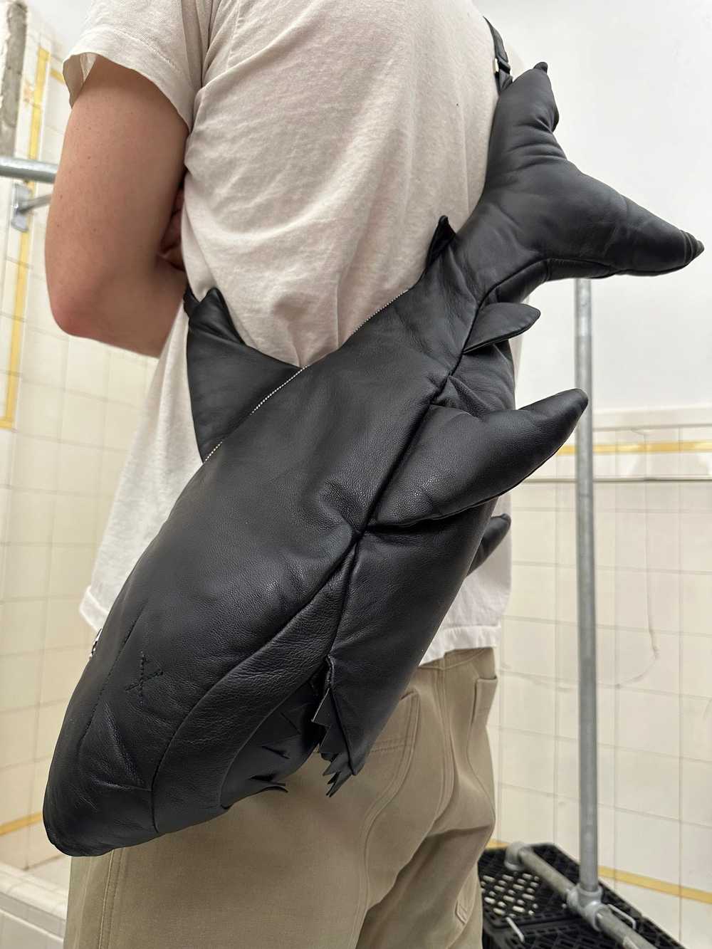 aw2015 Raeburn Black Leather Shark Bag - Size OS - image 3