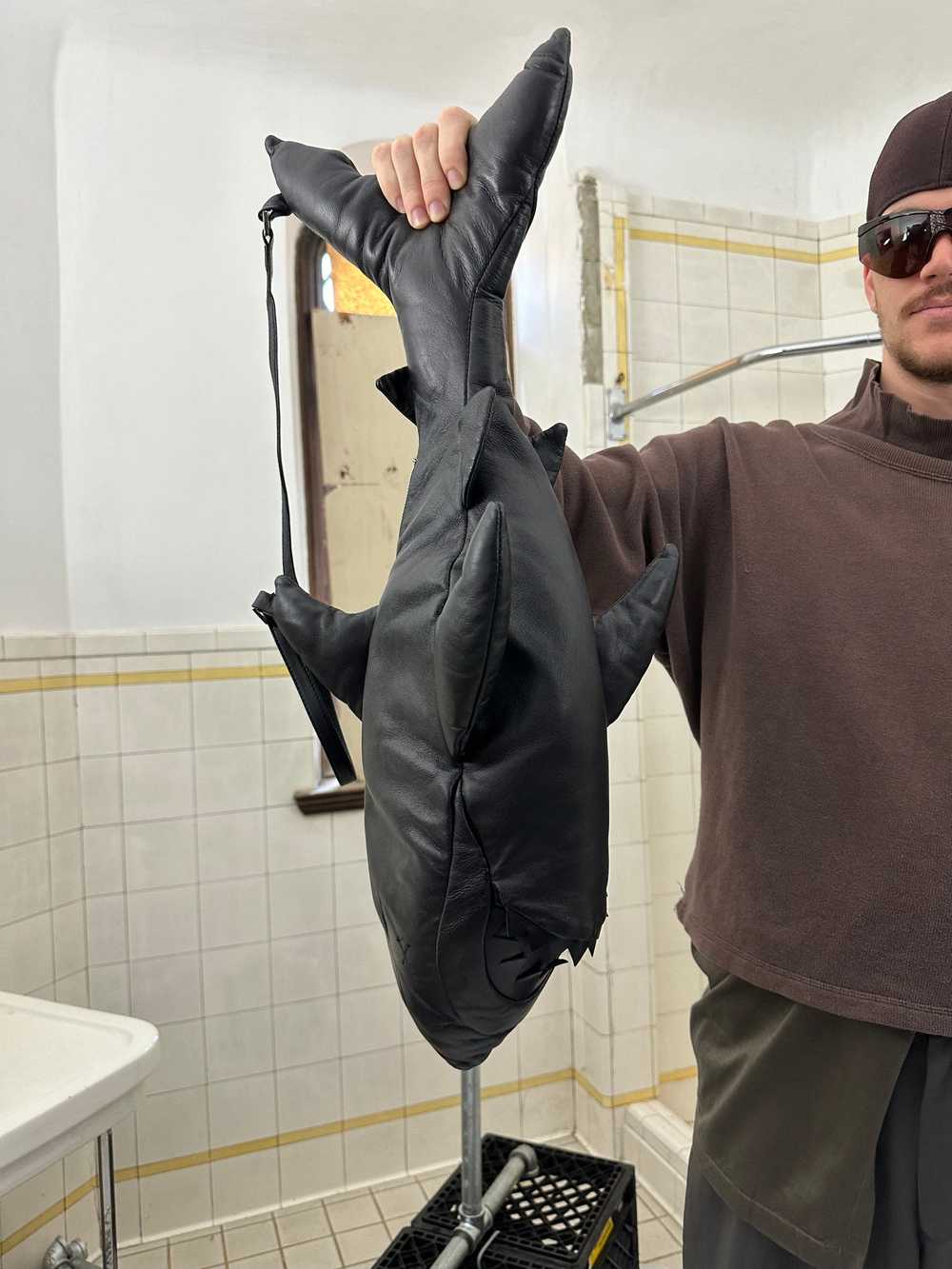 aw2015 Raeburn Black Leather Shark Bag - Size OS - image 5