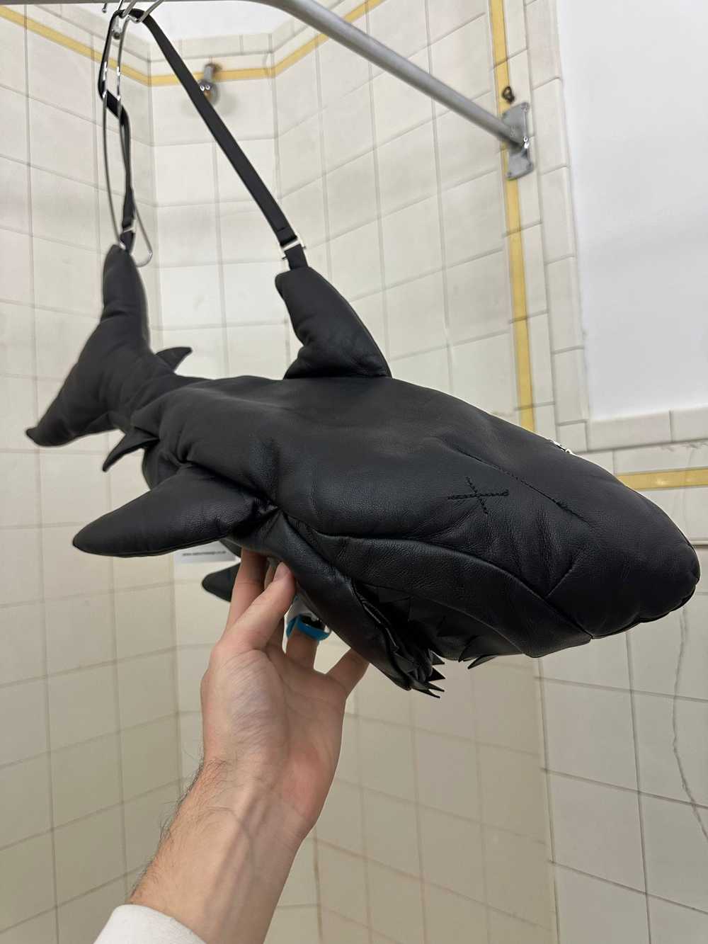 aw2015 Raeburn Black Leather Shark Bag - Size OS - image 8