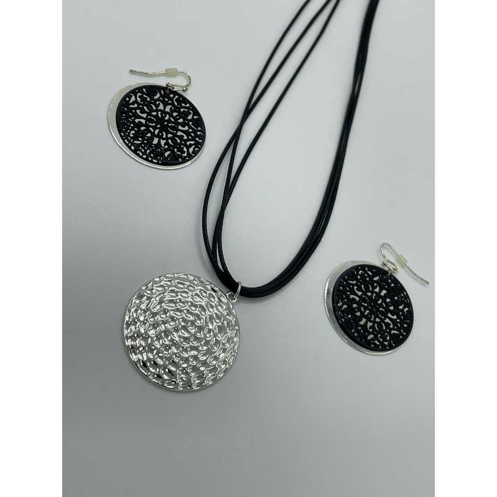 Unkwn Leatherette and silver colored pendant neck… - image 11