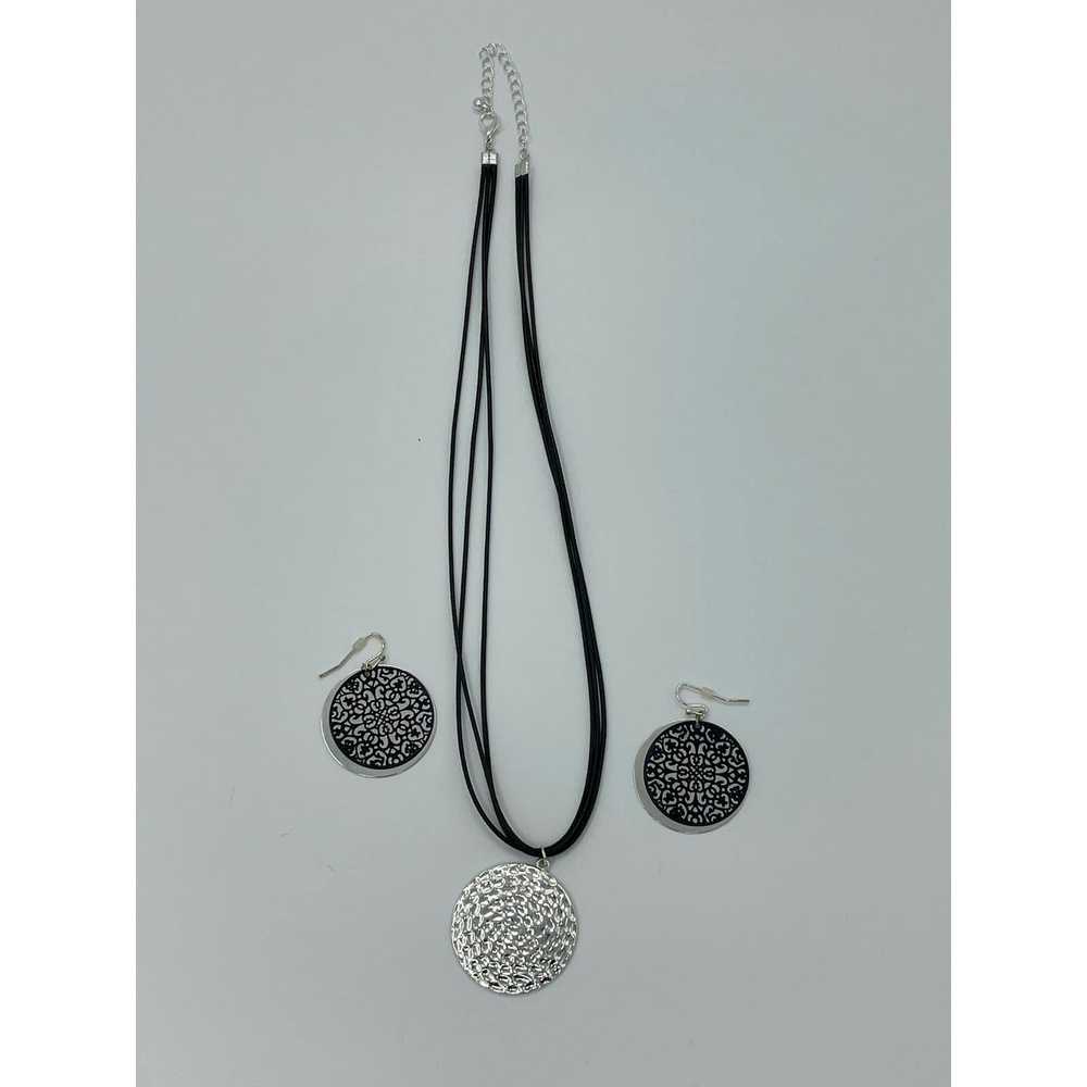 Unkwn Leatherette and silver colored pendant neck… - image 1