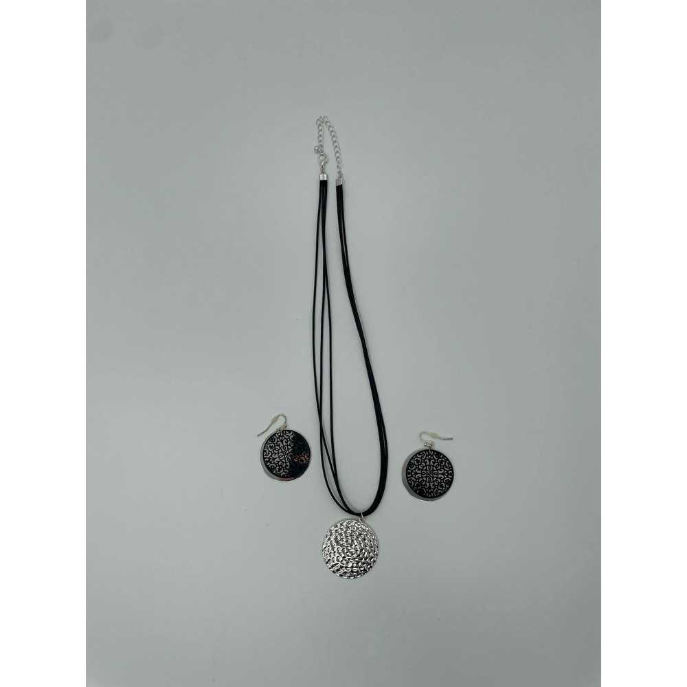 Unkwn Leatherette and silver colored pendant neck… - image 2