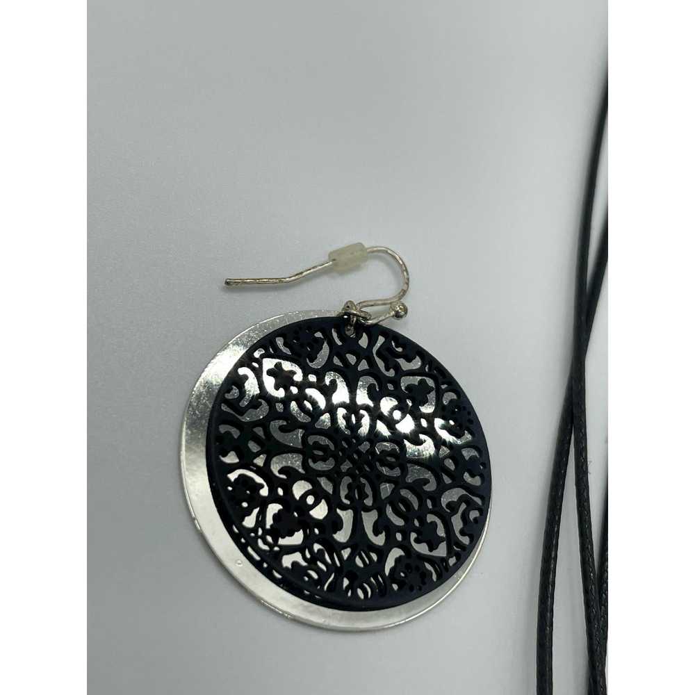 Unkwn Leatherette and silver colored pendant neck… - image 6