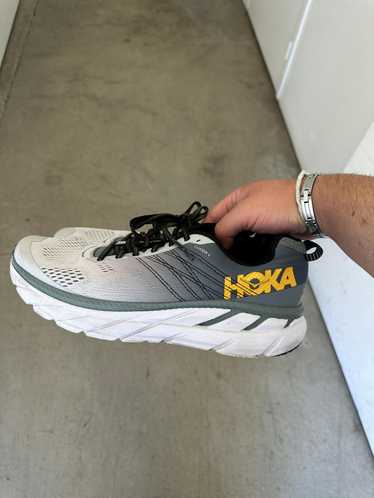 Hoka × Hoka One One Hoka runners. 823.
