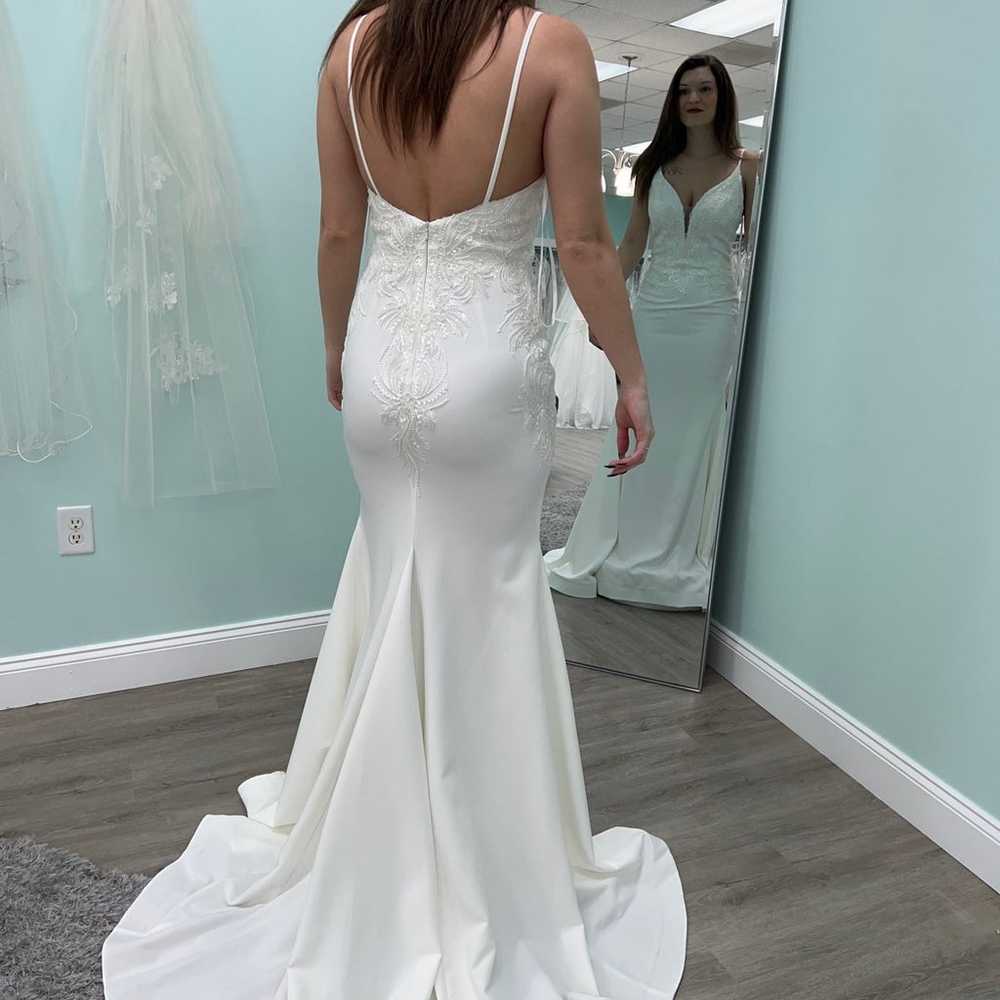 Elegant Wedding Dress w/ Veil - image 7
