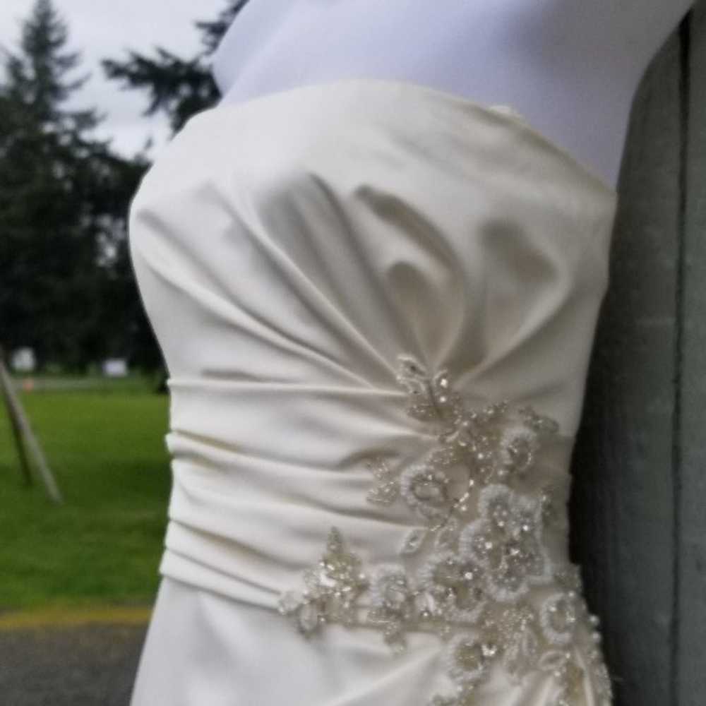 NWOT Strapless Wedding Dress Size 12 - image 2