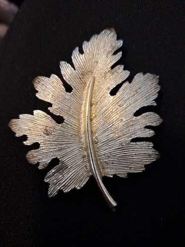 Emmons vintage leaf brooch - Gem