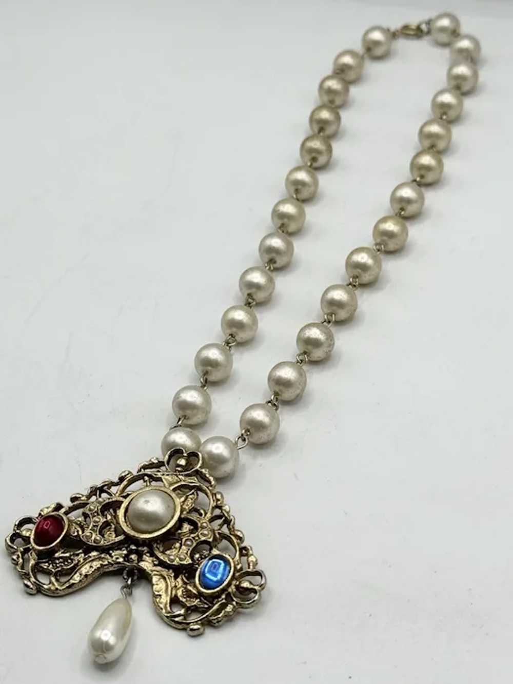 Vintage white pearl beaded pendant necklace - image 4