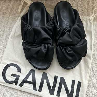 人気♦Ganni♦サテン ミュール Sand Snake Printed Chunky Buckle Ballerinas | GANNI US